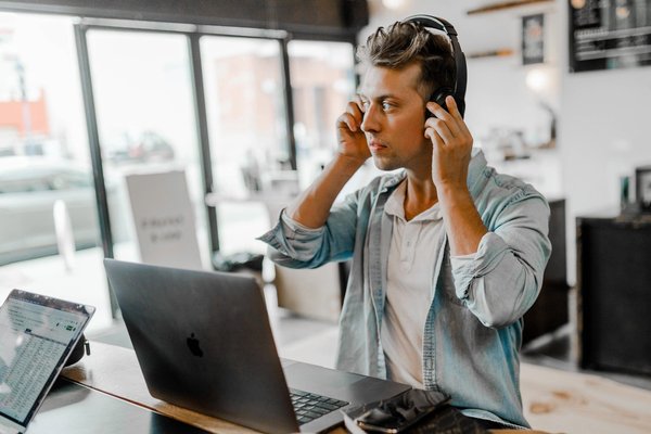 Les meilleurs écouteurs pour télétravail : guide d'achat et avis d'experts