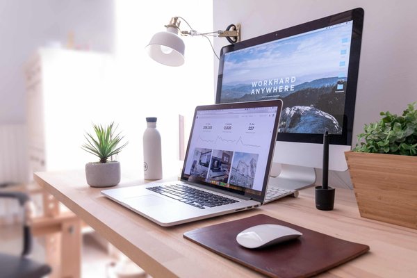 Aménagement parfait : Comment optimiser la disposition de votre bureau de travail
