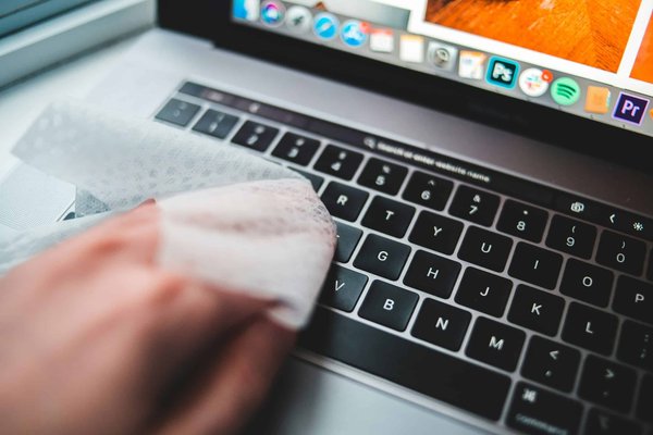 5 Astuces Efficaces pour Nettoyer Votre Clavier comme un Pro